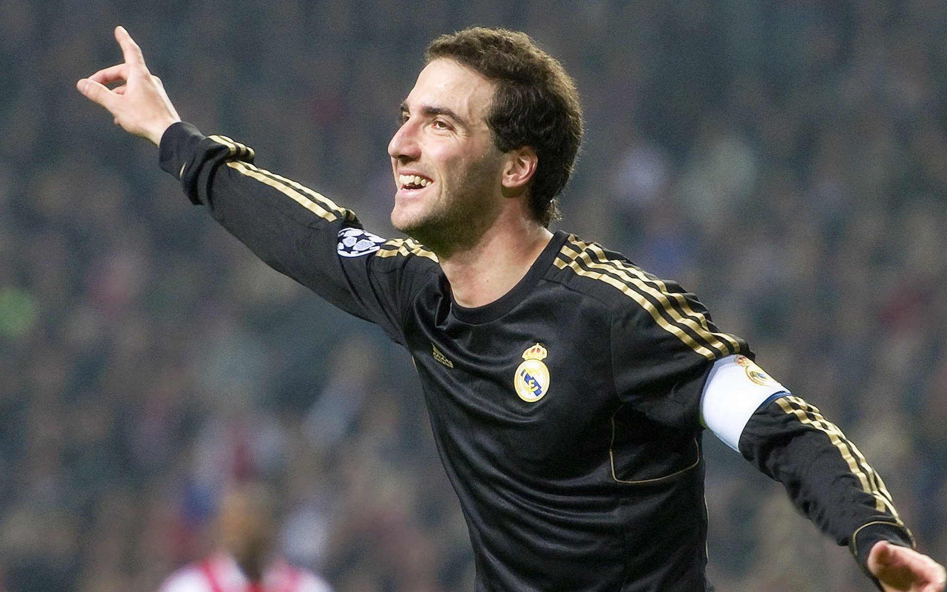 蝶泳名将破纪录摘金，中国泳坛再添荣耀